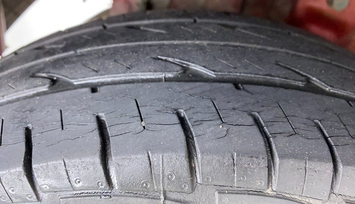 2013 Hyundai Eon ERA PLUS, Petrol, Manual, 35,414 km, Right Rear Tyre Tread