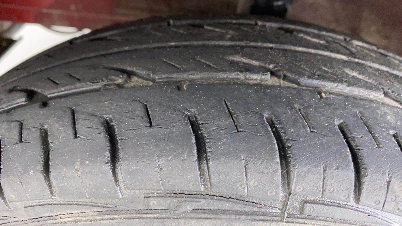 2013 Hyundai Eon ERA PLUS, Petrol, Manual, 35,414 km, Left Front Tyre Tread