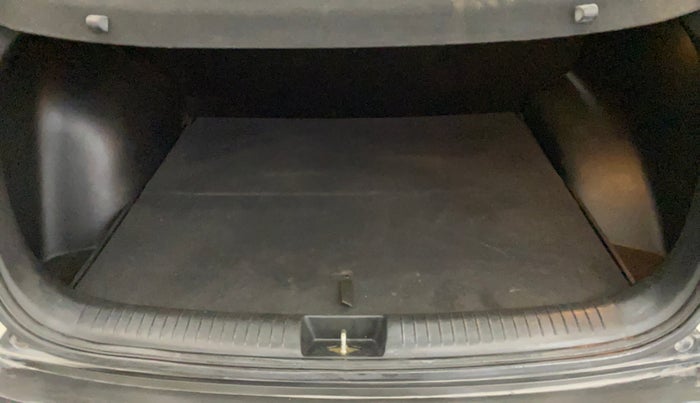 2018 Hyundai Creta SX 1.6 PETROL DUAL TONE, Petrol, Manual, 82,577 km, Boot Inside