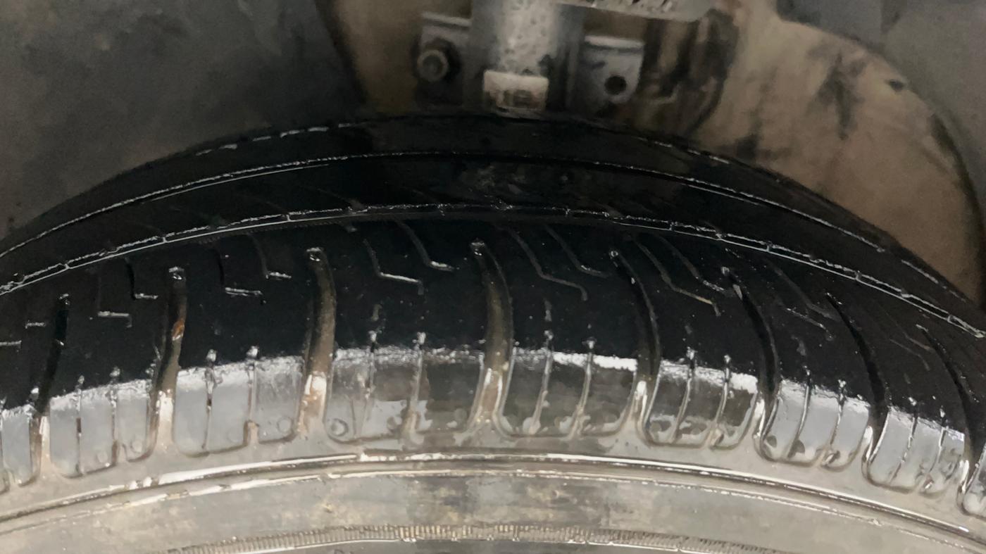 2018 Volkswagen Ameo COMFORTLINE 1.0L, Petrol, Manual, 50,975 km, Left Front Tyre Tread
