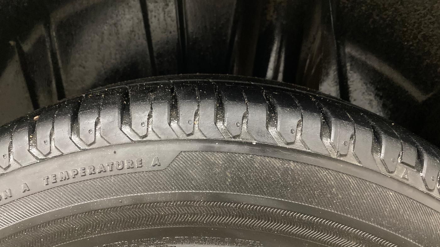 2023 Maruti Ertiga VXI AT SHVS, Petrol, Automatic, 30,179 km, Left Rear Tyre Tread