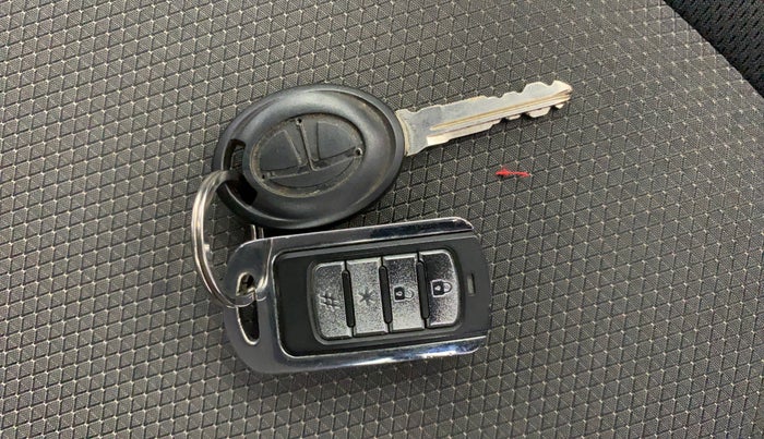 2018 Tata Tiago XE PETROL, Petrol, Manual, 50,624 km, Key Close Up