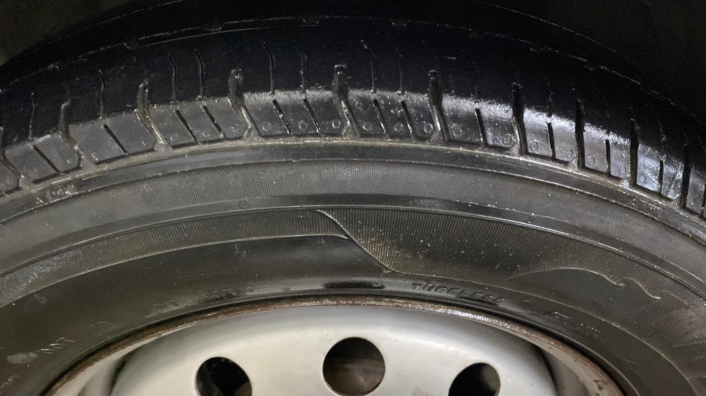 2015 Hyundai i10 MAGNA 1.1, CNG, Manual, 1,00,971 km, Left Front Tyre Tread