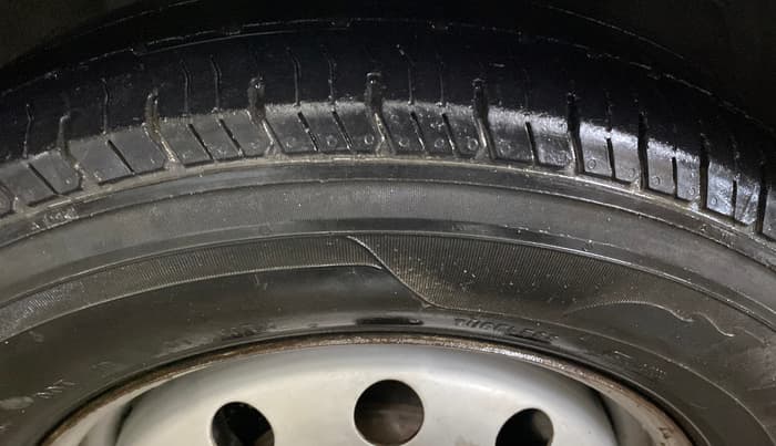 2015 Hyundai i10 MAGNA 1.1, CNG, Manual, 1,00,971 km, Left Front Tyre Tread