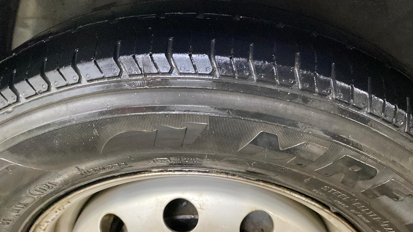 2015 Hyundai i10 MAGNA 1.1, CNG, Manual, 1,00,971 km, Right Rear Tyre Tread