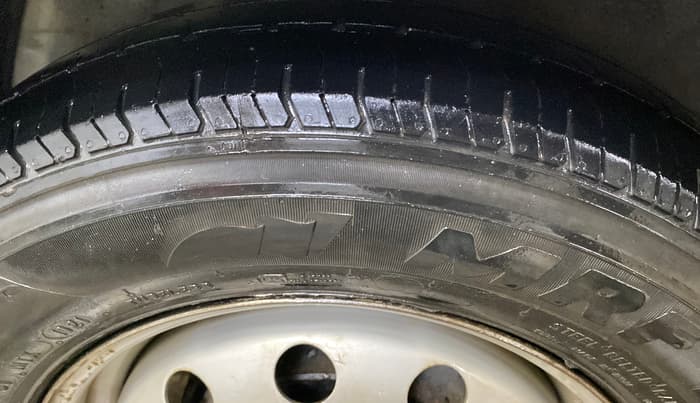 2015 Hyundai i10 MAGNA 1.1, CNG, Manual, 1,00,971 km, Right Rear Tyre Tread