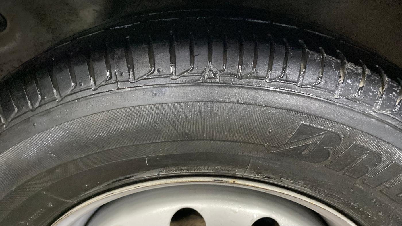 2015 Hyundai i10 MAGNA 1.1, CNG, Manual, 1,00,971 km, Left Rear Tyre Tread