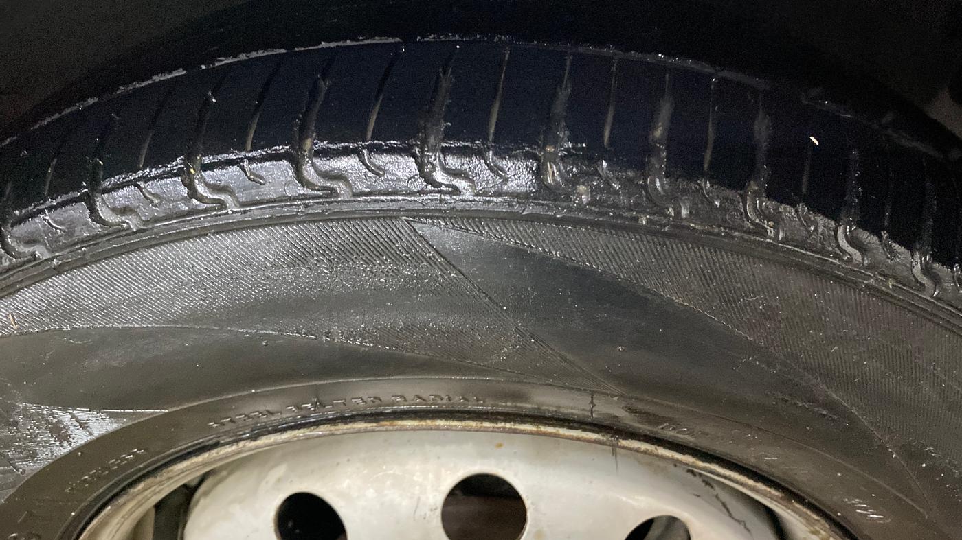 2015 Hyundai i10 MAGNA 1.1, CNG, Manual, 1,00,971 km, Right Front Tyre Tread