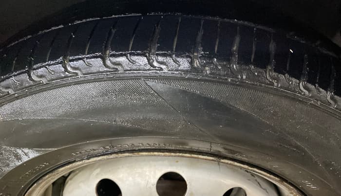 2015 Hyundai i10 MAGNA 1.1, CNG, Manual, 1,00,971 km, Right Front Tyre Tread