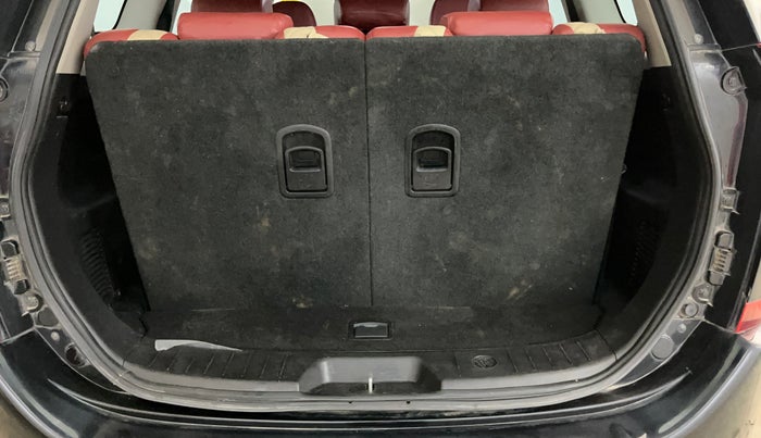 2019 Mahindra XUV500 W7 AT, Diesel, Automatic, 61,362 km, Boot Inside