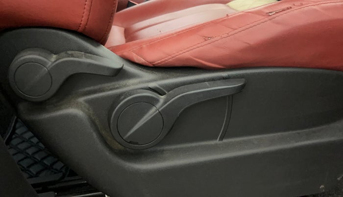 2019 Mahindra XUV500 W7 AT, Diesel, Automatic, 61,362 km, Driver Side Adjustment Panel