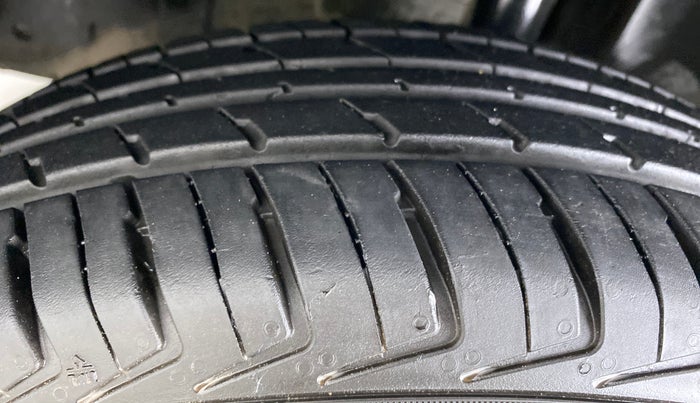 2016 Renault Kwid RXT, Petrol, Manual, 92,744 km, Left Front Tyre Tread