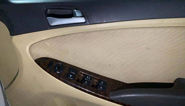 2015 Hyundai Verna FLUIDIC 4S 1.6 VTVT S, CNG, Manual, 71,738 km, Driver Side Door Panels Control