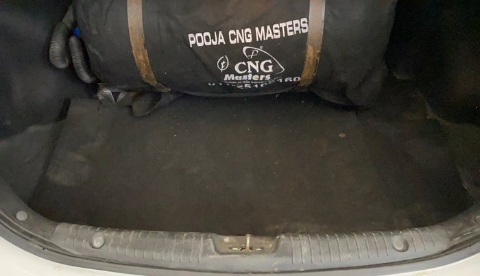 2015 Hyundai Verna FLUIDIC 4S 1.6 VTVT S, CNG, Manual, 71,738 km, Boot Inside