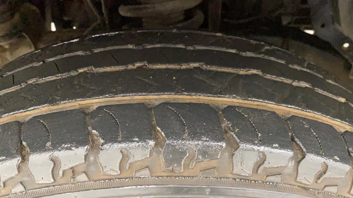 2018 Mahindra TUV300 T10 AMT, Diesel, Automatic, 34,771 km, Left Front Tyre Tread