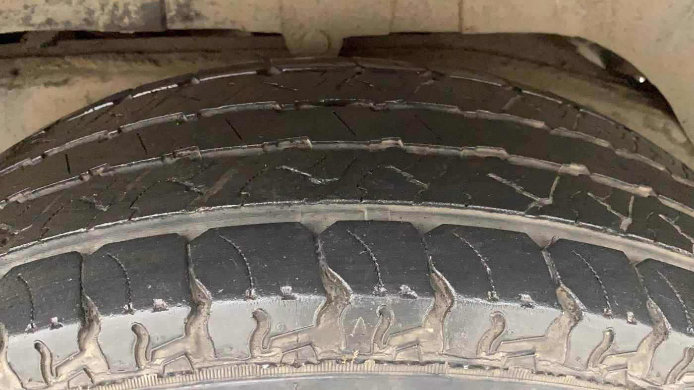 2018 Mahindra TUV300 T10 AMT, Diesel, Automatic, 34,771 km, Left Rear Tyre Tread