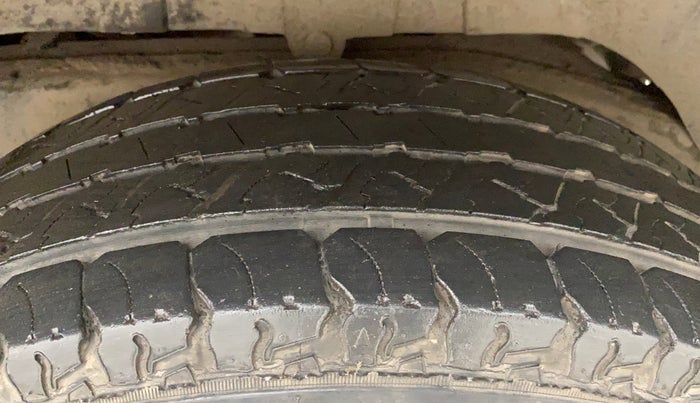 2018 Mahindra TUV300 T10 AMT, Diesel, Automatic, 34,771 km, Left Rear Tyre Tread