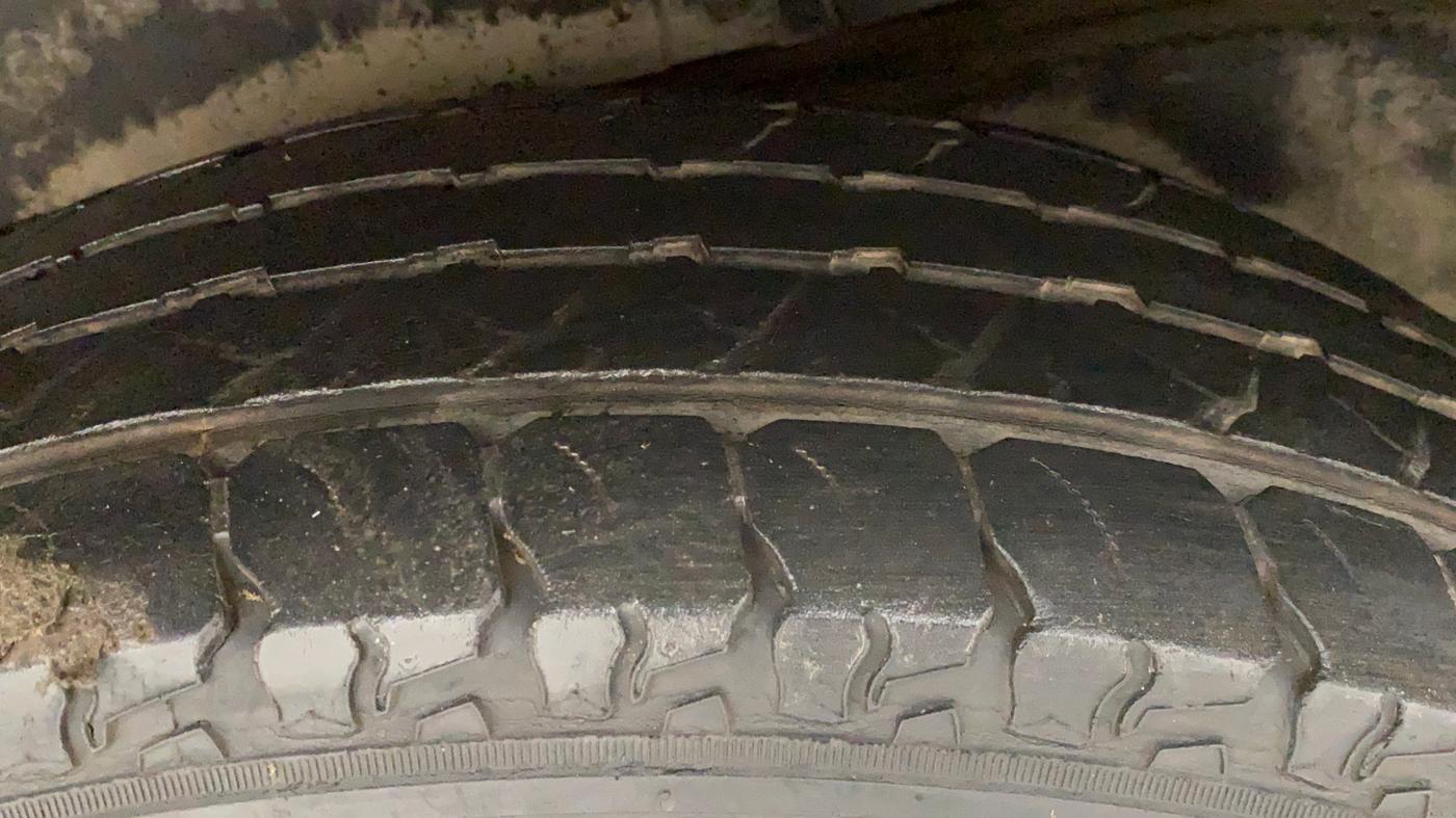 2018 Mahindra TUV300 T10 AMT, Diesel, Automatic, 34,771 km, Right Rear Tyre Tread