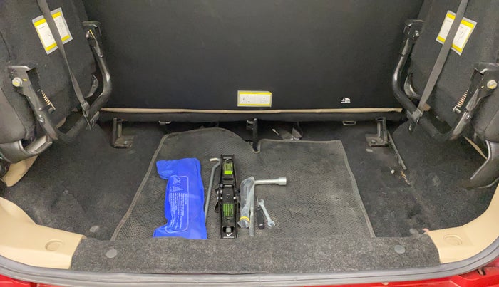 2018 Mahindra TUV300 T10 AMT, Diesel, Automatic, 34,771 km, Boot Inside