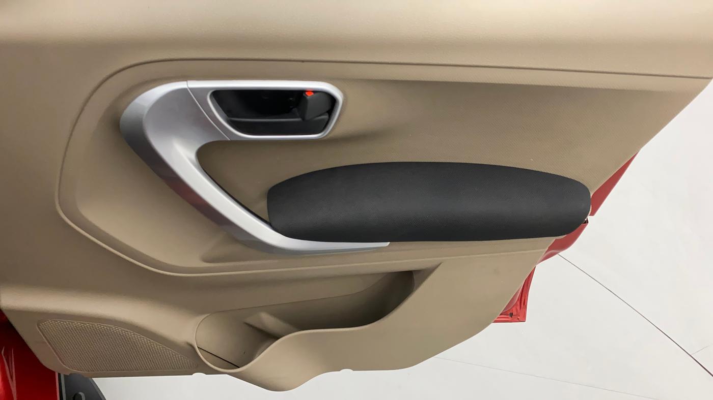 2018 Mahindra TUV300 T10 AMT, Diesel, Automatic, 34,771 km, Driver Side Door Panels Control