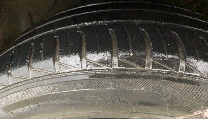 2022 Hyundai GRAND I10 NIOS SPORTZ AMT 1.2 KAPPA VTVT, Petrol, Automatic, 32,622 km, Left Front Tyre Tread