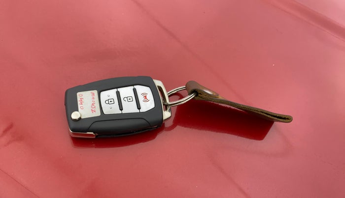 2019 Mahindra XUV300 W8 (O) 1.5 DIESEL, Diesel, Manual, 46,678 km, Key Close Up