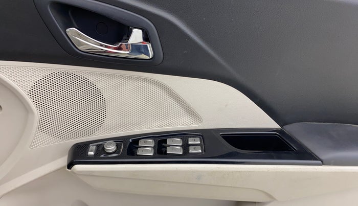 2019 Mahindra XUV300 W8 (O) 1.5 DIESEL, Diesel, Manual, 46,678 km, Driver Side Door Panels Control