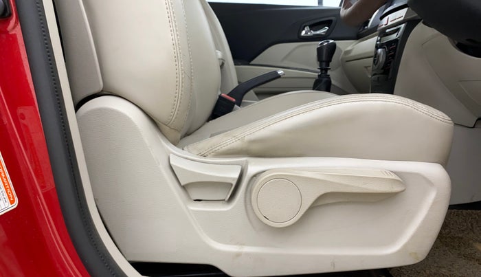 2019 Mahindra XUV300 W8 (O) 1.5 DIESEL, Diesel, Manual, 46,678 km, Driver Side Adjustment Panel