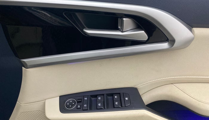 2023 KIA CARENS LUXURY 1.5 TURBO PETROL IMT 7 STR, Petrol, Manual, 29,644 km, Driver Side Door Panels Control