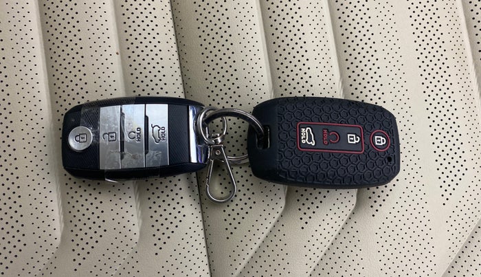 2023 KIA CARENS LUXURY 1.5 TURBO PETROL IMT 7 STR, Petrol, Manual, 29,644 km, Key Close Up