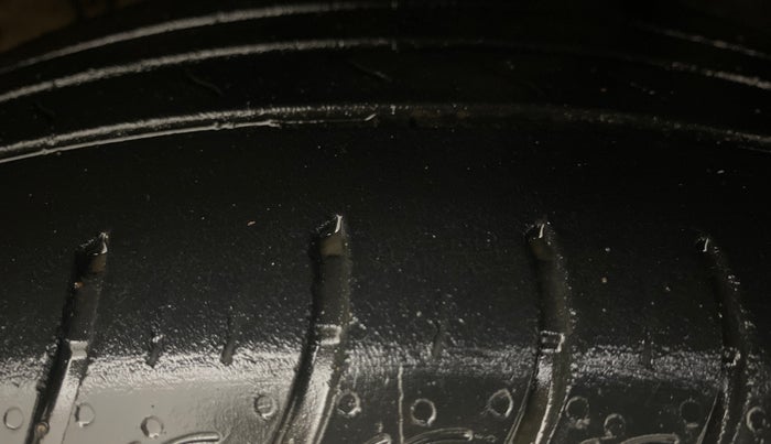 2023 KIA CARENS LUXURY 1.5 TURBO PETROL IMT 7 STR, Petrol, Manual, 29,644 km, Right Front Tyre Tread