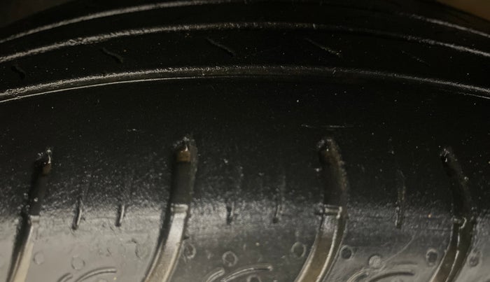 2023 KIA CARENS LUXURY 1.5 TURBO PETROL IMT 7 STR, Petrol, Manual, 29,644 km, Left Front Tyre Tread