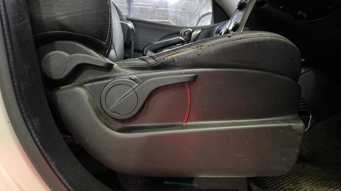 2019 Mahindra XUV500 W9, Diesel, Manual, 77,303 km, Driver Side Adjustment Panel