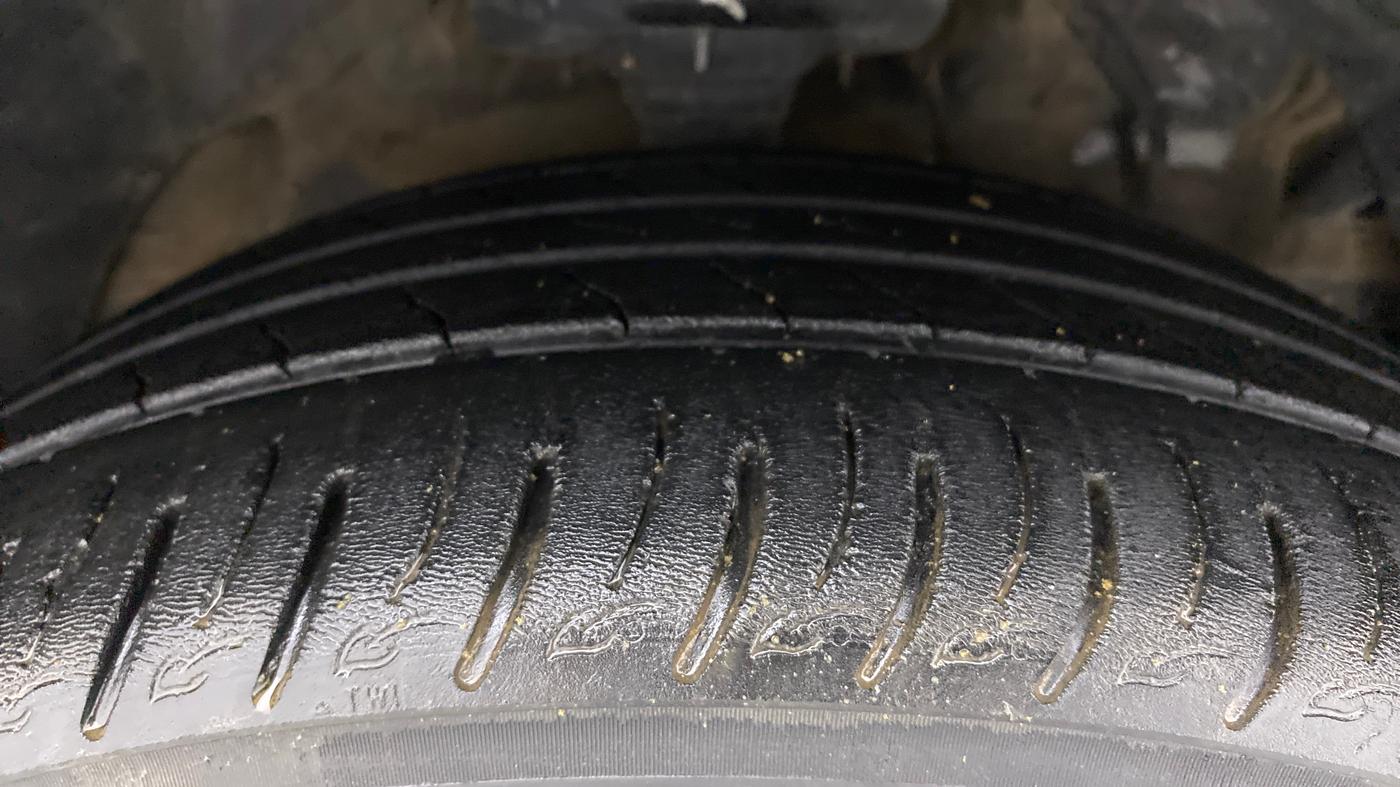 2021 Mahindra XUV300 W8 (O) 1.5 DIESEL, Diesel, Manual, 57,025 km, Right Front Tyre Tread