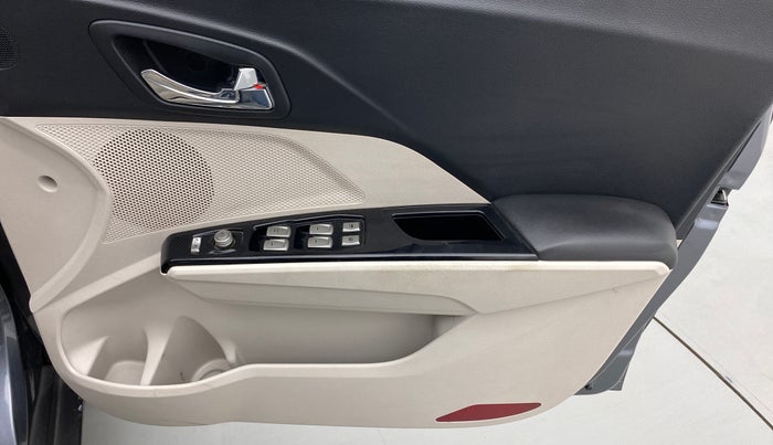 2021 Mahindra XUV300 W8 (O) 1.5 DIESEL, Diesel, Manual, 57,025 km, Driver Side Door Panels Control