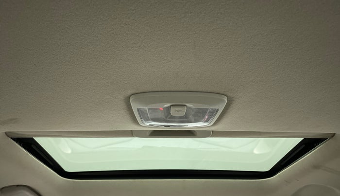 2021 Mahindra XUV300 W8 (O) 1.5 DIESEL, Diesel, Manual, 57,025 km, Moonroof/ Sunroof