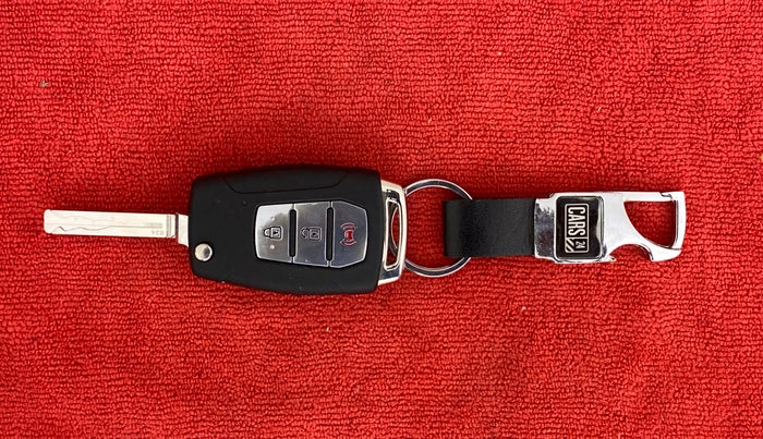 2021 Mahindra XUV300 W8 (O) 1.5 DIESEL, Diesel, Manual, 57,025 km, Key Close Up