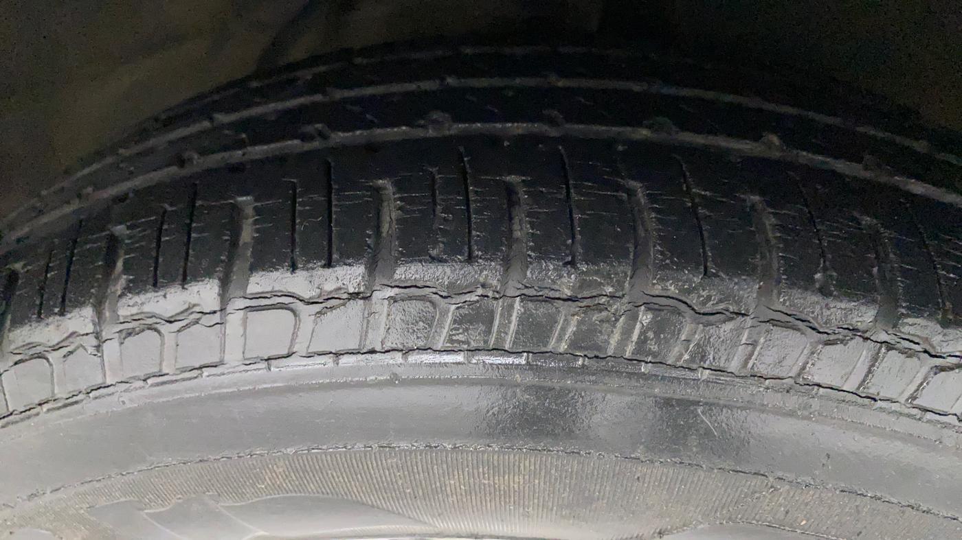 2014 Hyundai i10 MAGNA 1.1, Petrol, Manual, 38,056 km, Right Front Tyre Tread