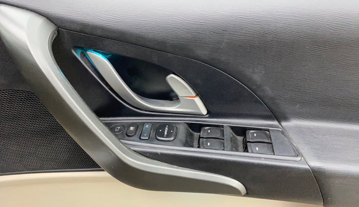 2016 Mahindra XUV500 W10 1.99, Diesel, Manual, 53,060 km, Driver Side Door Panels Control