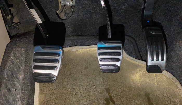 2016 Mahindra XUV500 W10 1.99, Diesel, Manual, 53,060 km, Pedals