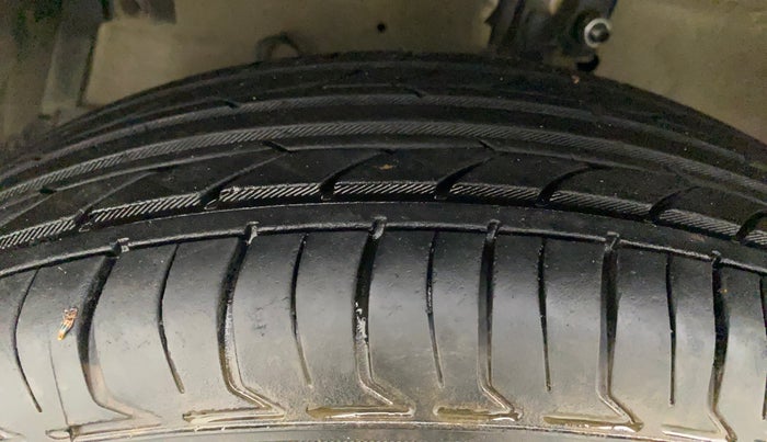 2015 Maruti Swift VXI, Petrol, Manual, 64,703 km, Left Front Tyre Tread