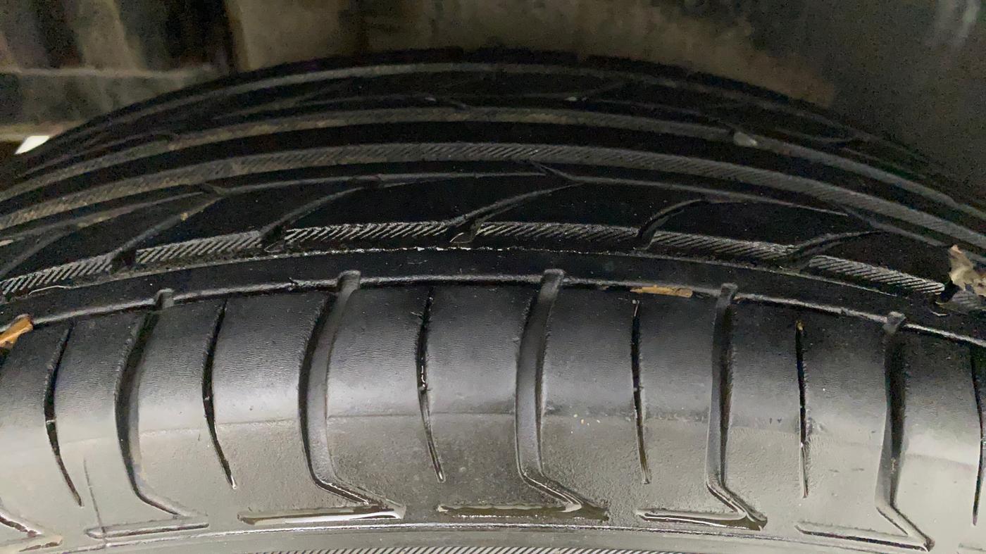 2015 Maruti Swift VXI, Petrol, Manual, 64,703 km, Right Rear Tyre Tread