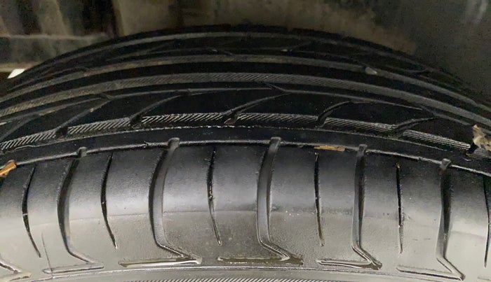 2015 Maruti Swift VXI, Petrol, Manual, 64,703 km, Right Rear Tyre Tread