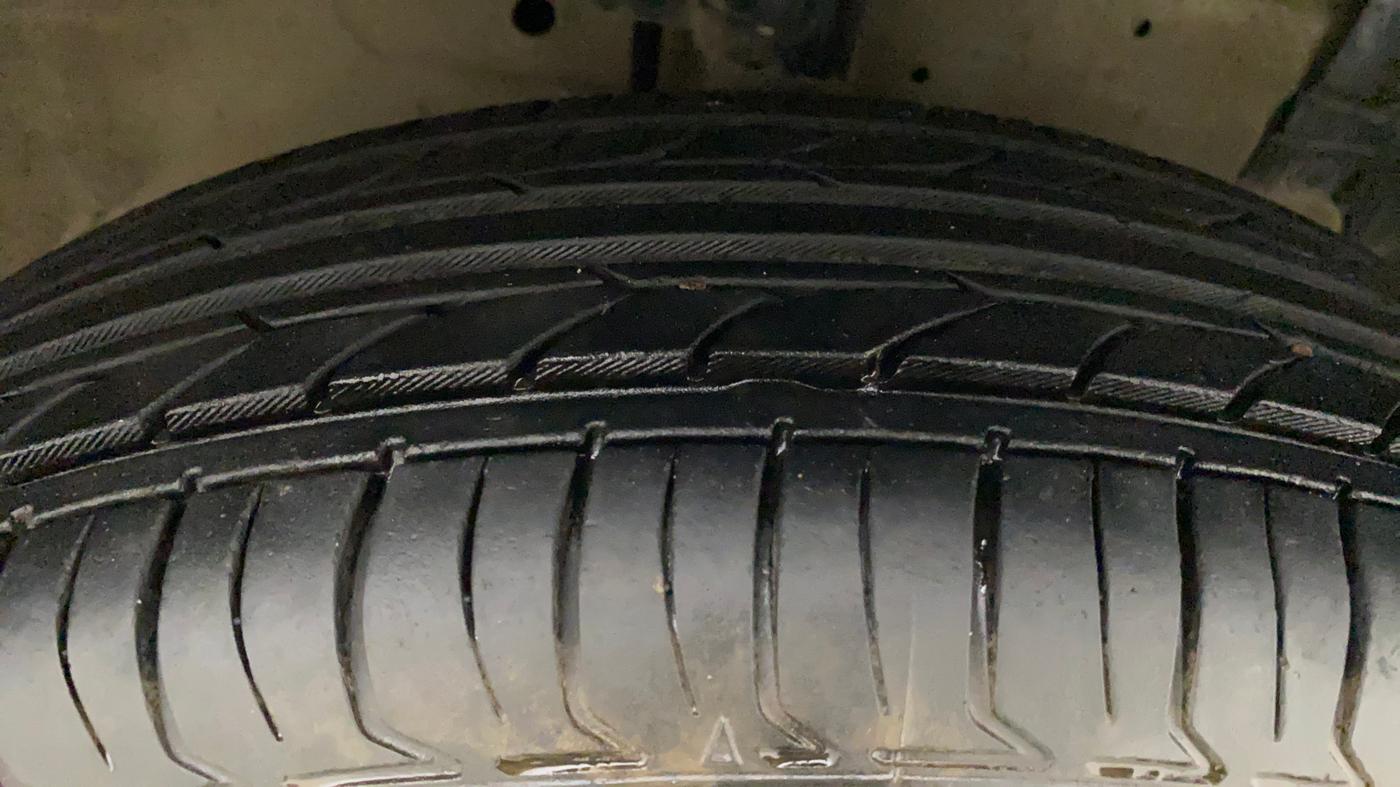 2015 Maruti Swift VXI, Petrol, Manual, 64,703 km, Right Front Tyre Tread