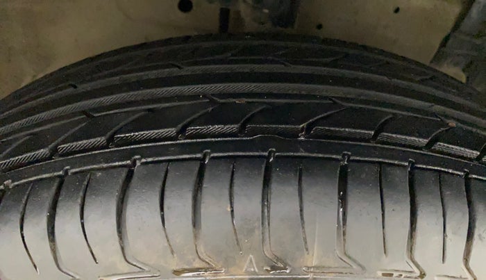 2015 Maruti Swift VXI, Petrol, Manual, 64,703 km, Right Front Tyre Tread