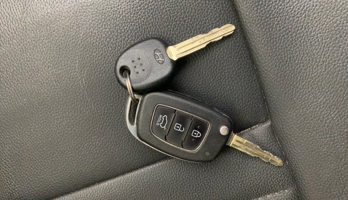 2019 Hyundai VENUE S 1.2, Petrol, Manual, 52,964 km, Key Close Up