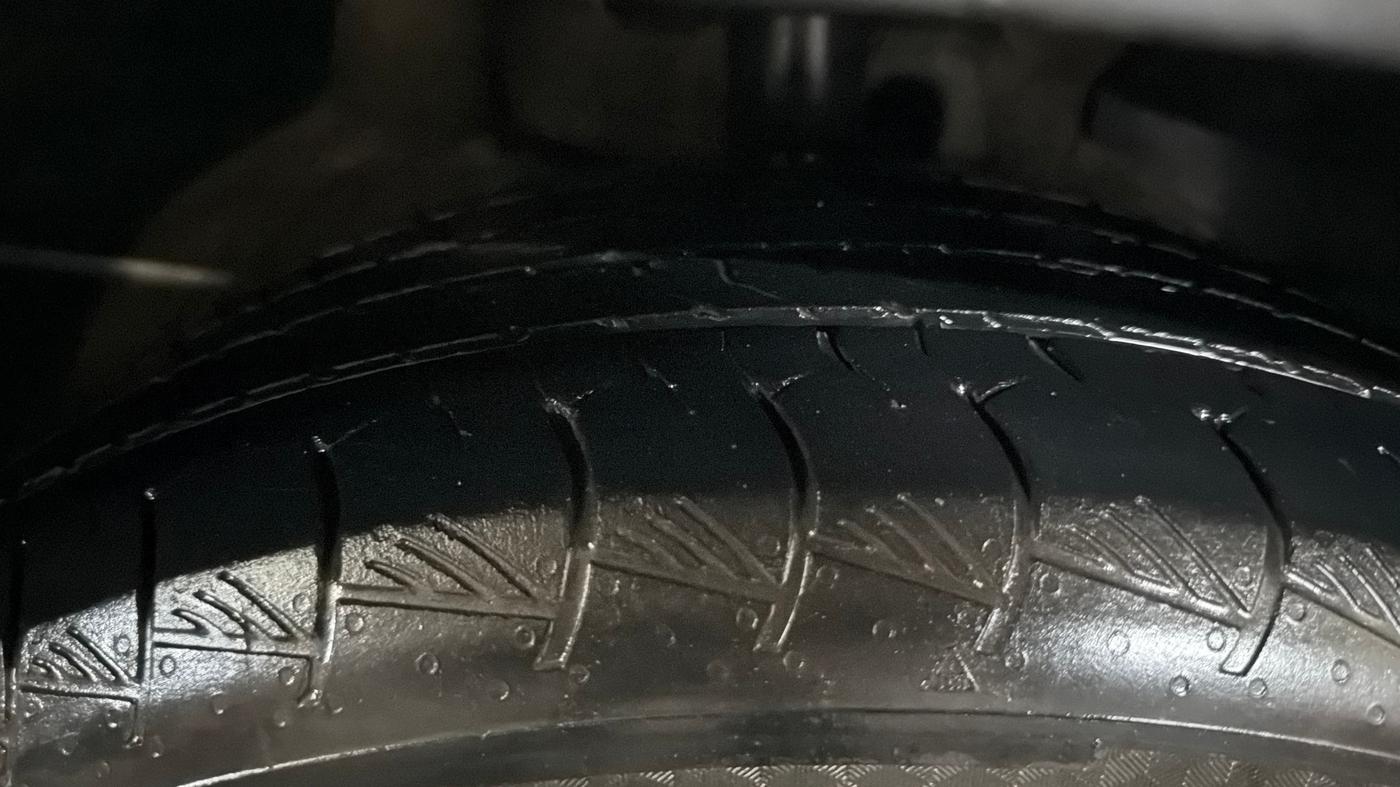 2023 MG HECTOR PLUS SHARP PRO 1.5 PETROL TURBO CVT 6 STR, Petrol, Automatic, 43,197 km, Right Front Tyre Tread
