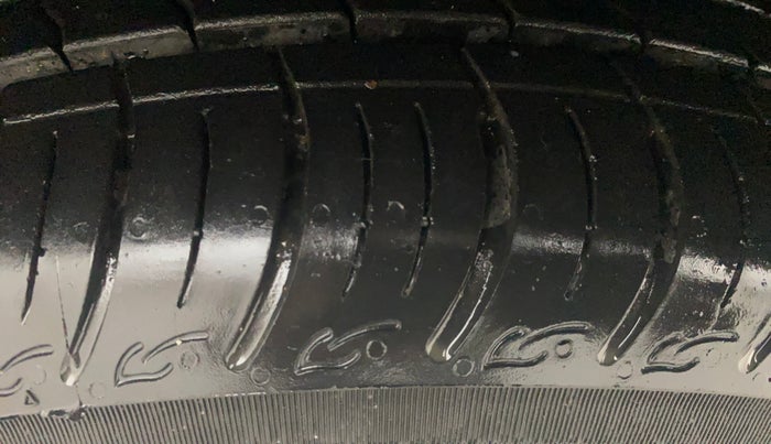 2016 Ford New Figo TREND 1.2 PETROL, Petrol, Manual, 22,090 km, Left Front Tyre Tread