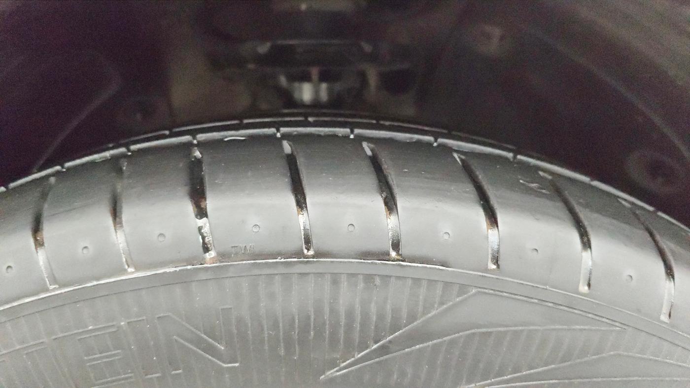 2016 Hyundai Tucson GLS 2WD AT DIESEL, Diesel, Automatic, 1,35,698 km, Right Front Tyre Tread