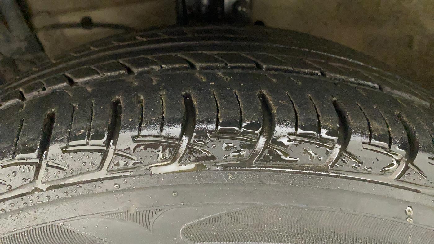 2014 Maruti Ciaz ZXI, Petrol, Manual, 71,324 km, Left Front Tyre Tread